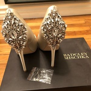 Badgley Mischka Kiara Crystal Bac Ivory Satin.
